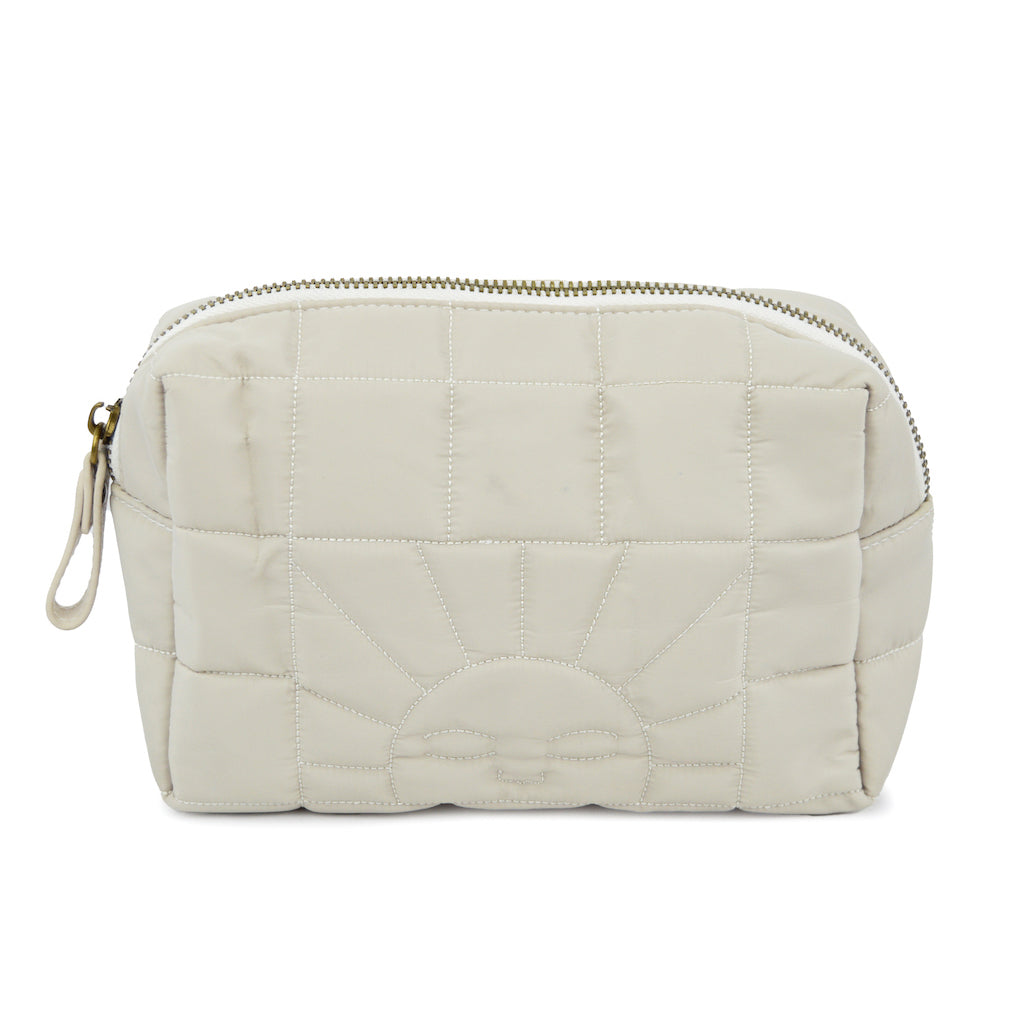 Shop white fanny bag or waist bag is also sustainable and made with vegan leather and recyled materials. The best gift for women and girls at MiliMilu Lifestyle