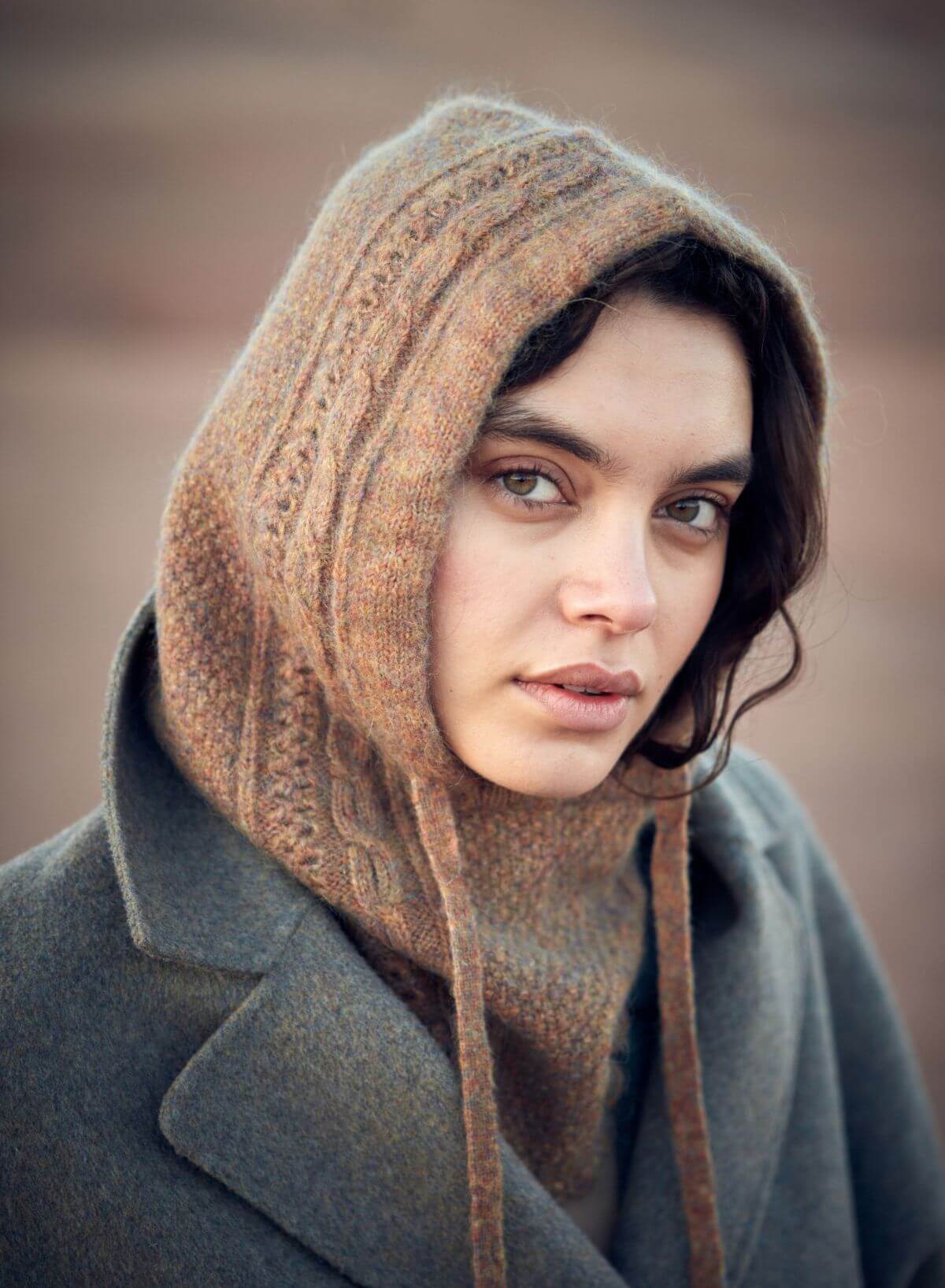 Women's hood in cinnamon colour online at Milimilu Lifestyle by Louise Misha. This women's hood is woven and breathable but also keeps you warm and stylish.