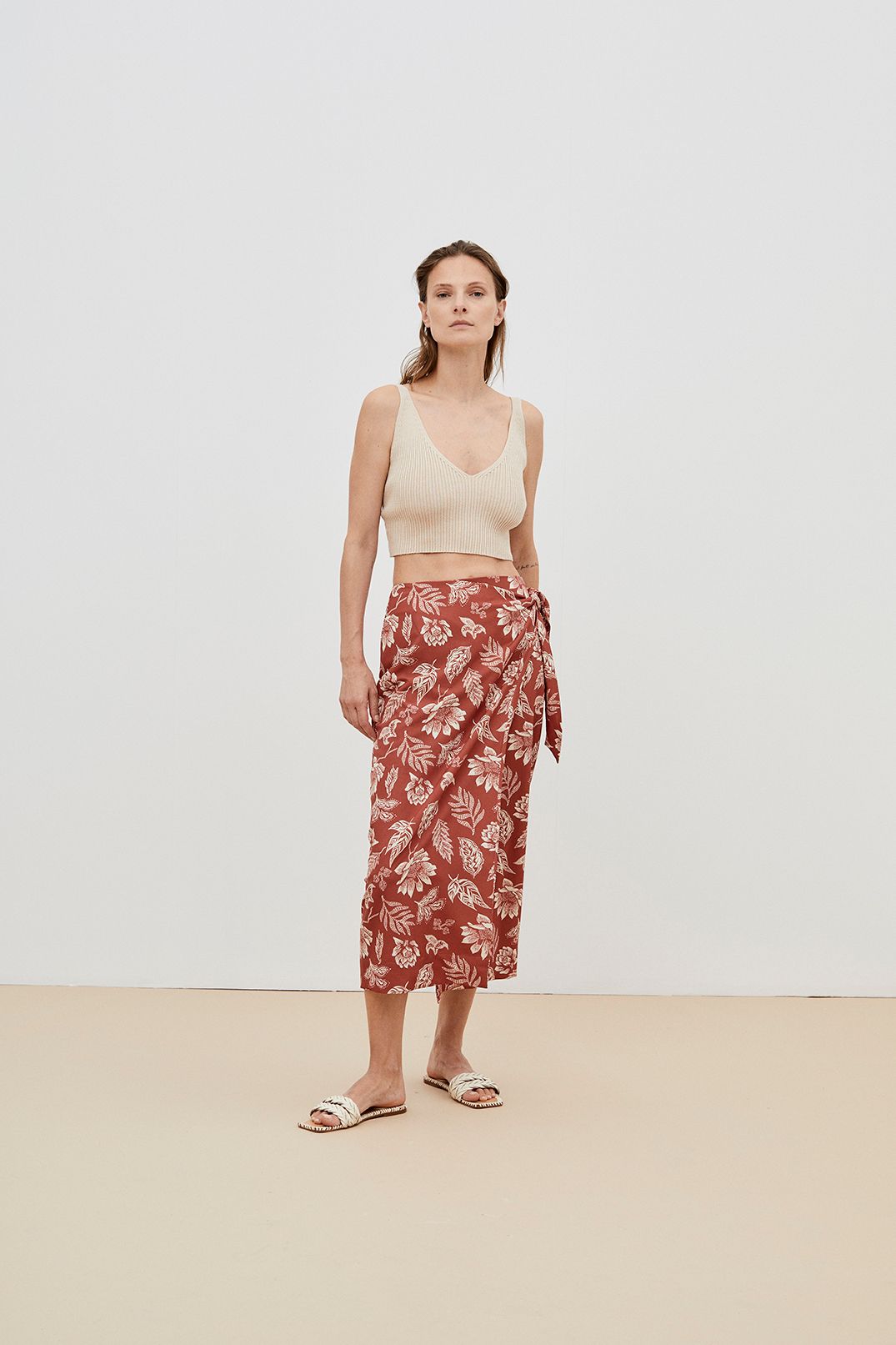 Organic cotton women cropped top in beige is trendy and lightweight and made with organic cototn. Shop stylish women summer tops and women cropped tops.