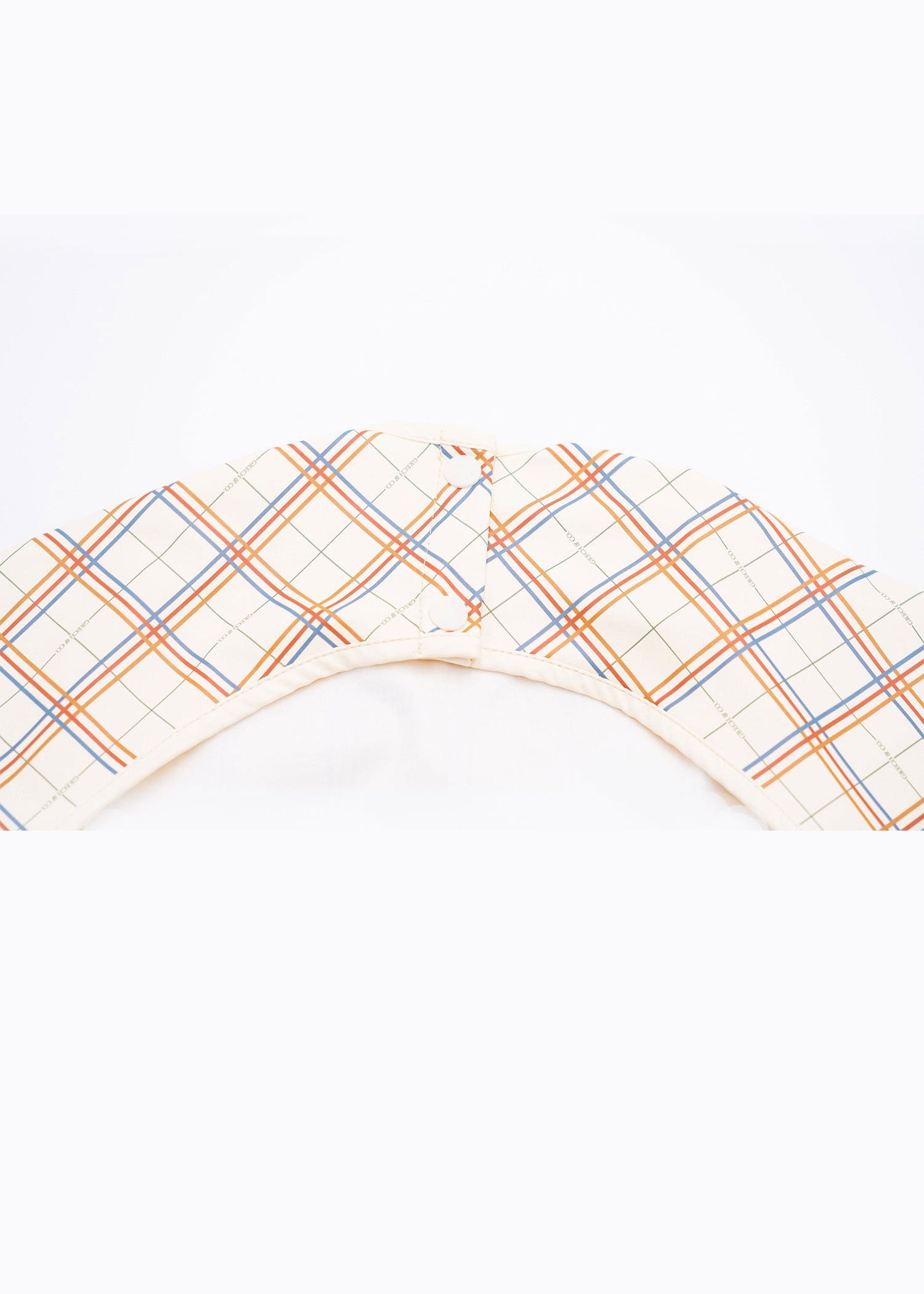 Easy-to-wear sustainable baby bib – water-resistant and travel-ready for on-the-go parents