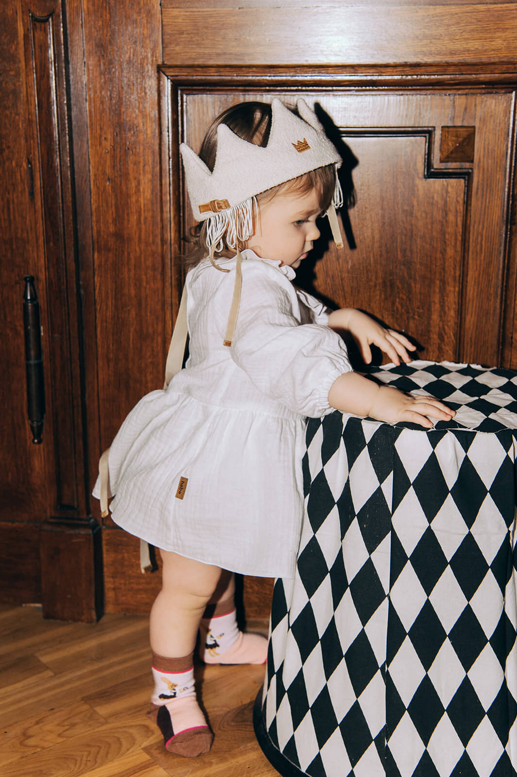 Shop this stylish and soft white princess crown, which is made from high-quality fabric. The crown is fully adjustable and suitable for girls of all ages, it features beautiful details and tassels that add to its style. Shop the best girls accessories, girls' gifts and Christmas gifts online in Hong Kong and Singapore.