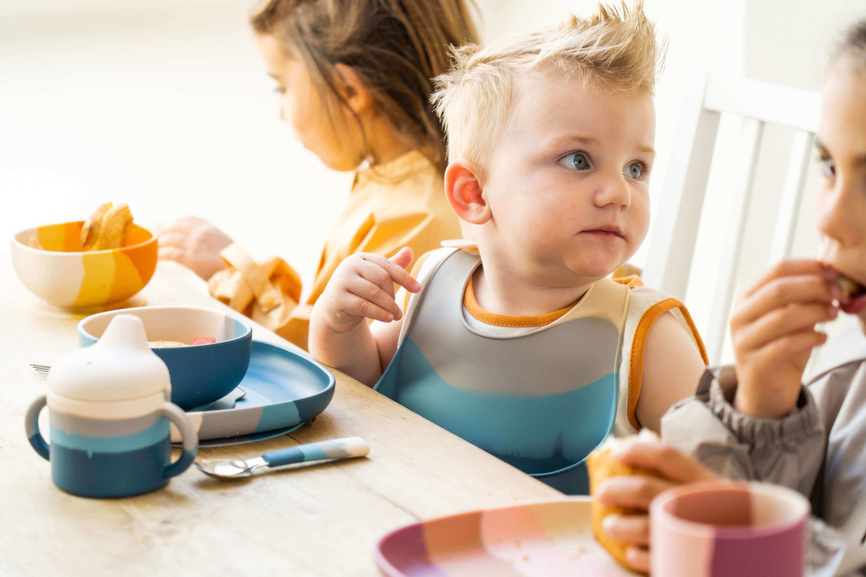 Looking for a stylish and practical baby bib? The eco-friendly GRECH & CO. silicone bib in shades of blue is the best option to shop online in Hong Kong and Singapore. Made from 100% LFGB grade silicone, this bib is hypoallergenic and free from harmful chemicals It's easy to store and take on-the-go baby bib.