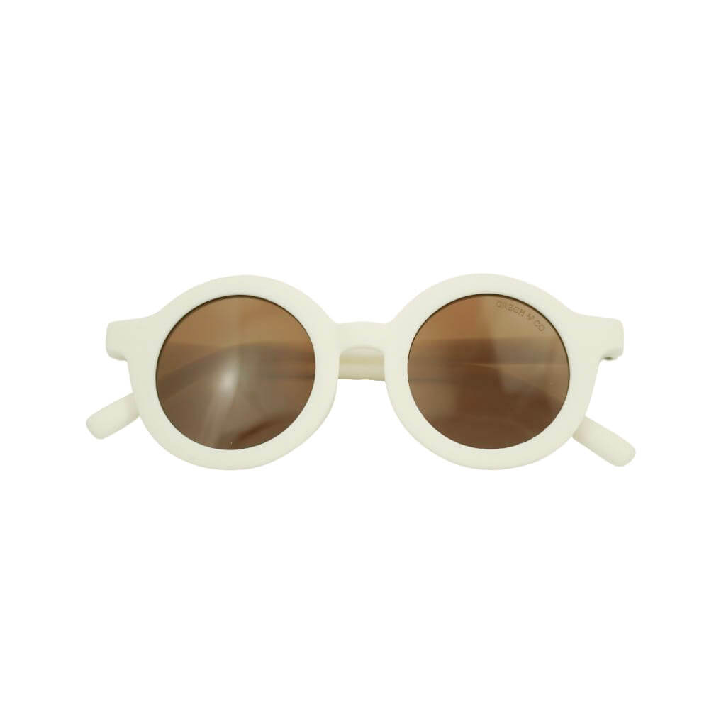 The very popular sustainable kids' round sunglasses are back in a new version in white colour by Grech & Co is featured in an eco-friendly/non-toxic break-resistant material - offering higher durability and longevity. Shop the best kids sunglasses online at MiliMilu in Hong Kong and Singapore.