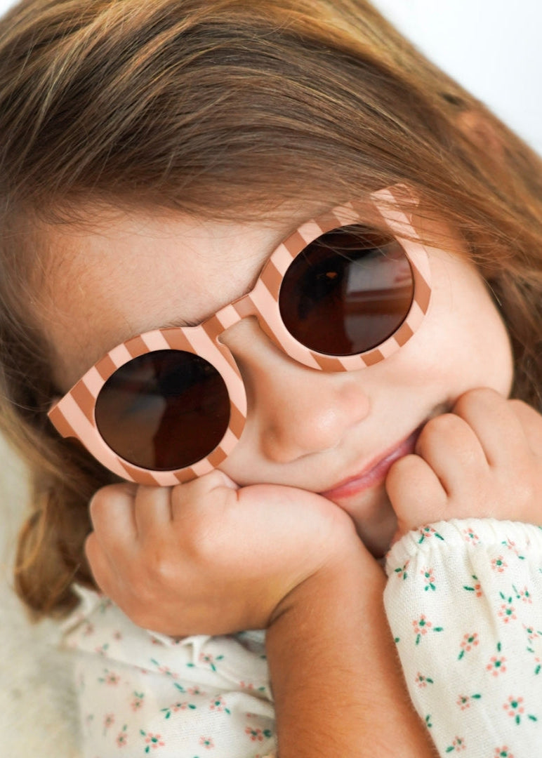 Sustainable kids sunglasses in pink and red by Grech & Co with polarised lenses and UV400 protection . Shop the best sustainable kids sunglasses at MiliMilu.