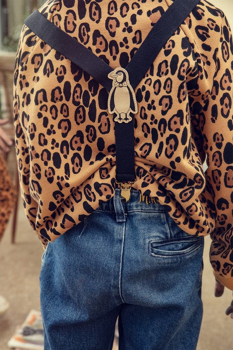 Mini Rodini sweatshirt with raglan sleeves is made from 100% GOTS-certified organic cotton, ensuring the highest quality and sustainability. Featuring a bright beige leopard p, this leorintpard sweatshirt is perfect for the current season.