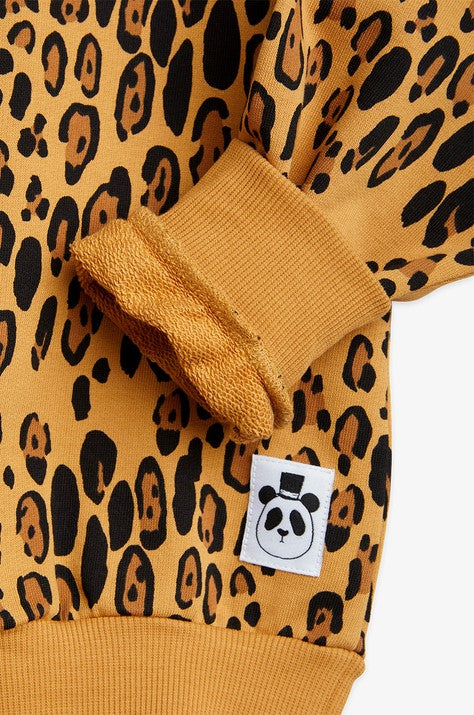 Mini Rodini sweatshirt with raglan sleeves is made from 100% GOTS-certified organic cotton, ensuring the highest quality and sustainability. Featuring a bright beige leopard p, this leorintpard sweatshirt is perfect for the current season.