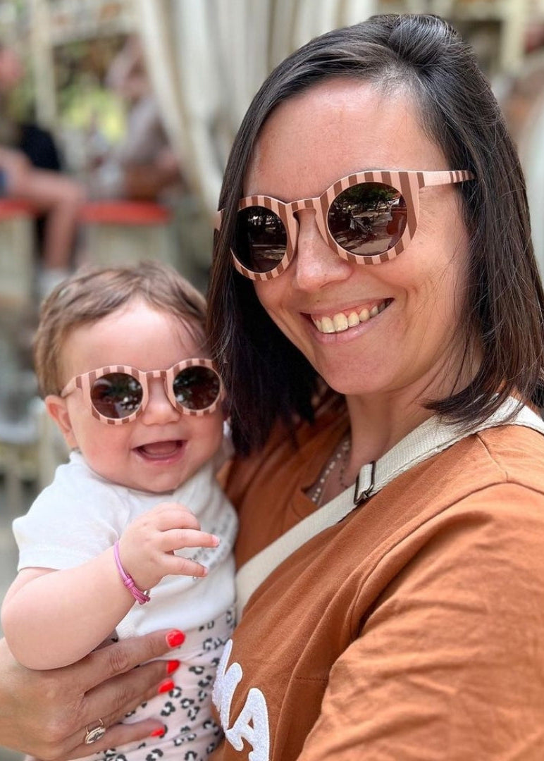Sustainable baby sunglasses in pink and red with polarised lenses and with UV400 protection. Mommy and Me sunglasses for Mini-Me matching oonline at MiliMilu.