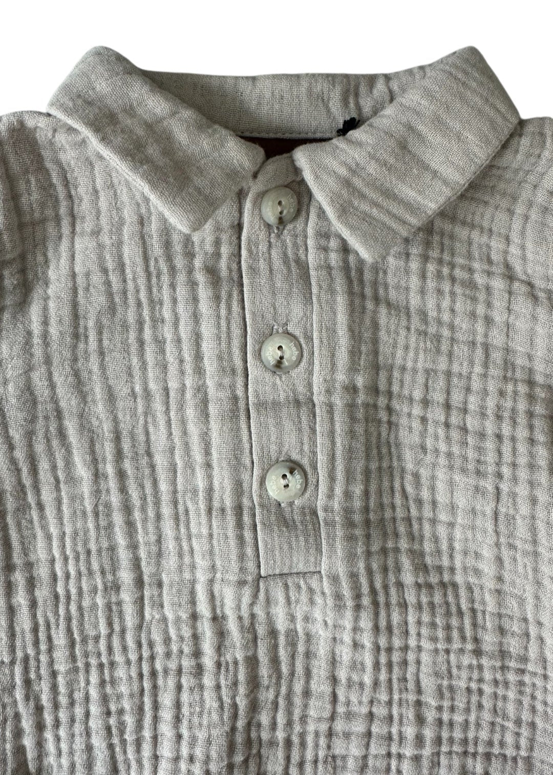 Milimilu organic baby muslin romper in light grey, sustainable baby clothing.