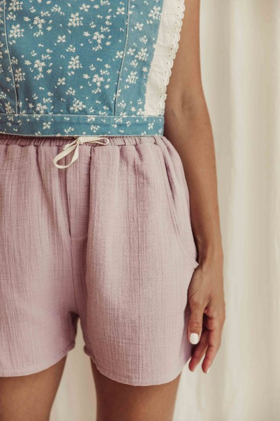 Organic cotton women shorts in lilac, made with lightest and most breathable muslin for summer. Milimilu Lifestyle offers sustainable women's fashion online.