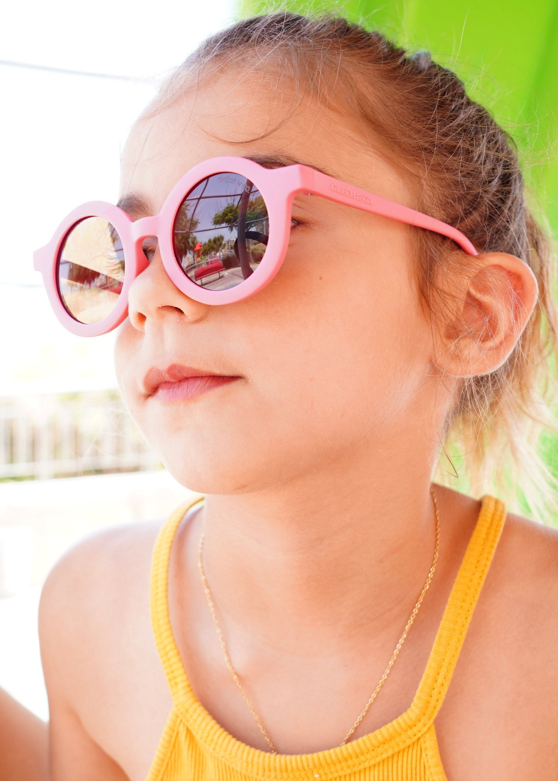 Sustainable kids sunglasses with UV light protection in pink colour. Eco-friendly sunglasses that are bendable and break resistance and best present for kids.