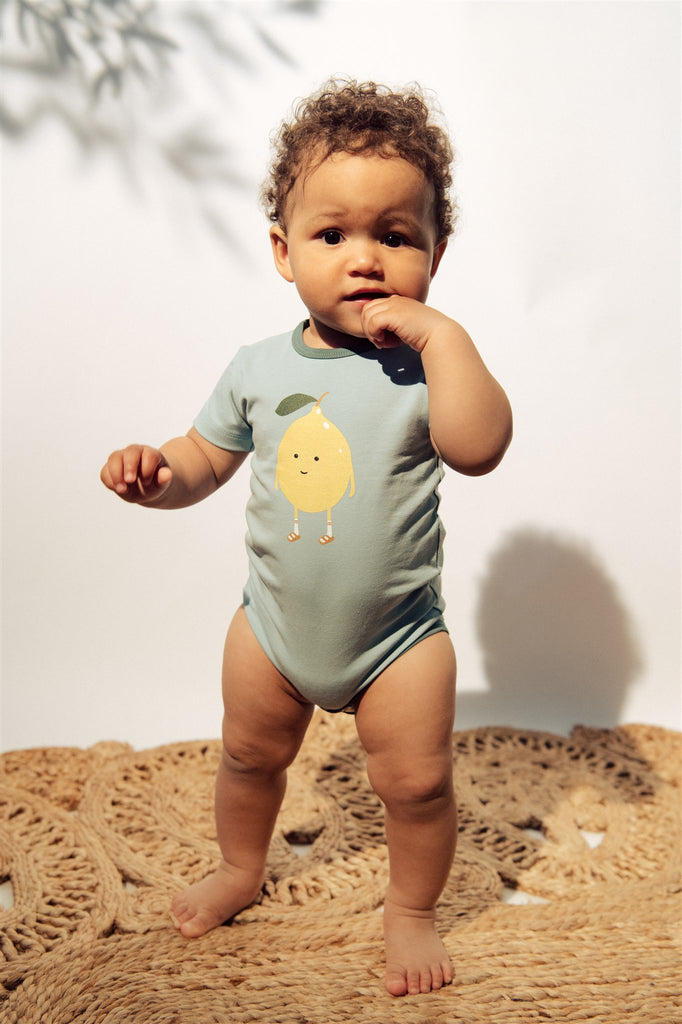 A breathable, organic cotton ( Oeko-Tex certification) baby body with lemon print is comfortable, practical and stylish. Made from fabrics that are soft and gentle to the skin with no harmful chemicals. Sustainable baby clothing from organic cotton, Mini Me and baby matching, and family matching clothing with baby.