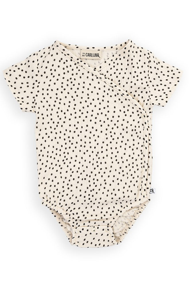 The baby body, with its kimono-style design, is a charming addition to your little one's wardrobe. This baby kimono bodysuit with mini dot print is made with organic cotton for easy wear and comfort comes with snap buttons. The best and most breathable baby summer clothing online, the best baby shower gifts.