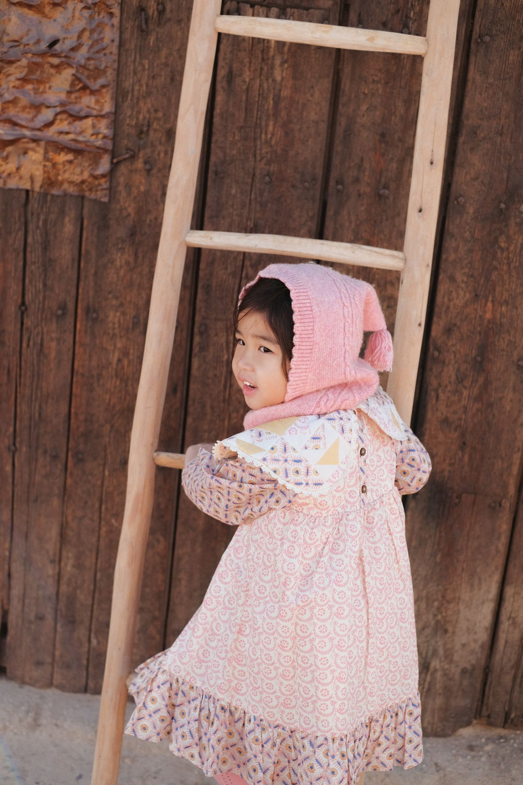 Shop the most comfortable gir winter hood and girl hat in pink online at MiliMilu Lifestyle for your winter travels. Shop winter baby clothing at MiliMilu.