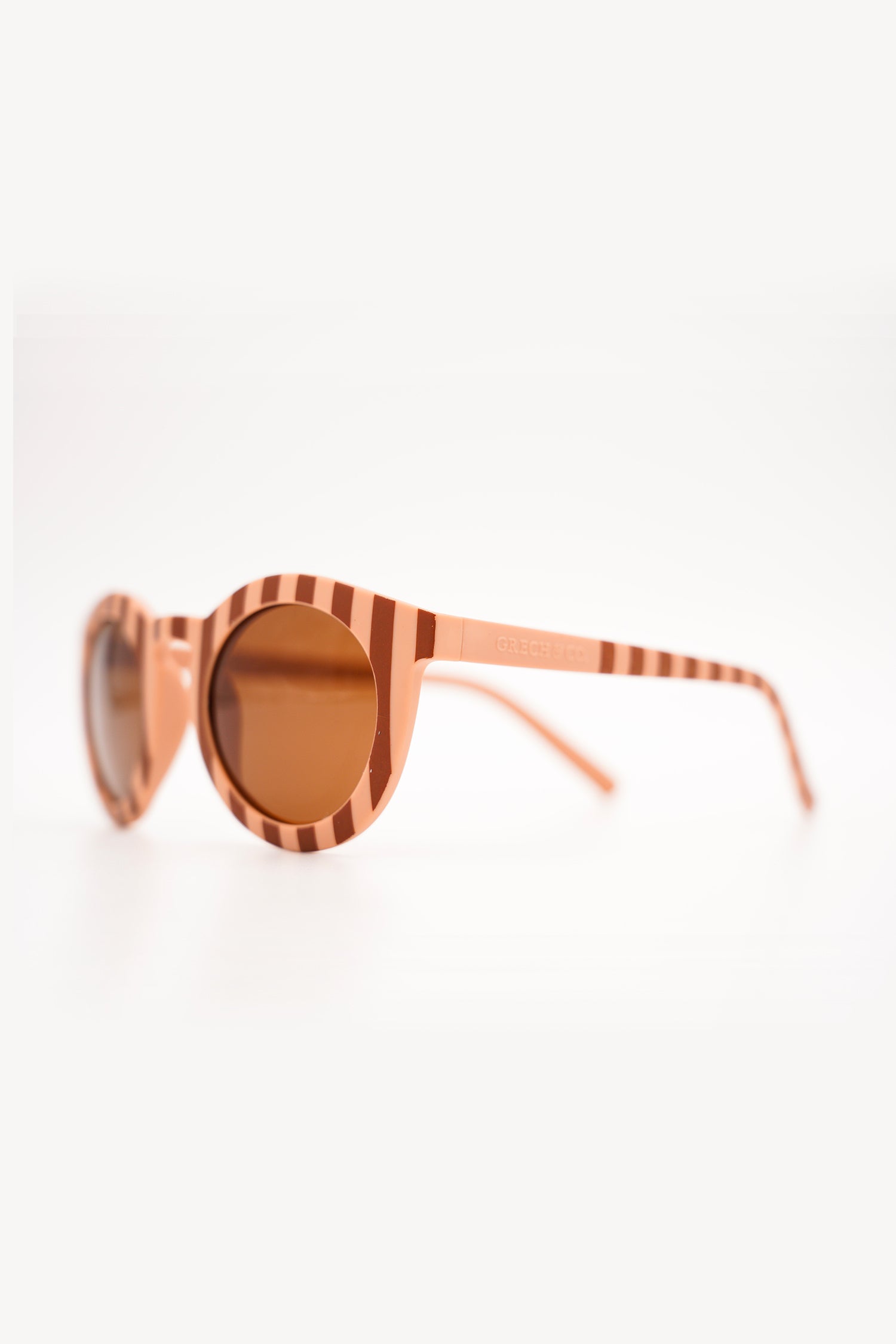 Sustainable kids sunglasses in pink and red by Grech & Co with polarised lenses and UV400 protection . Shop the best sustainable kids sunglasses at MiliMilu.