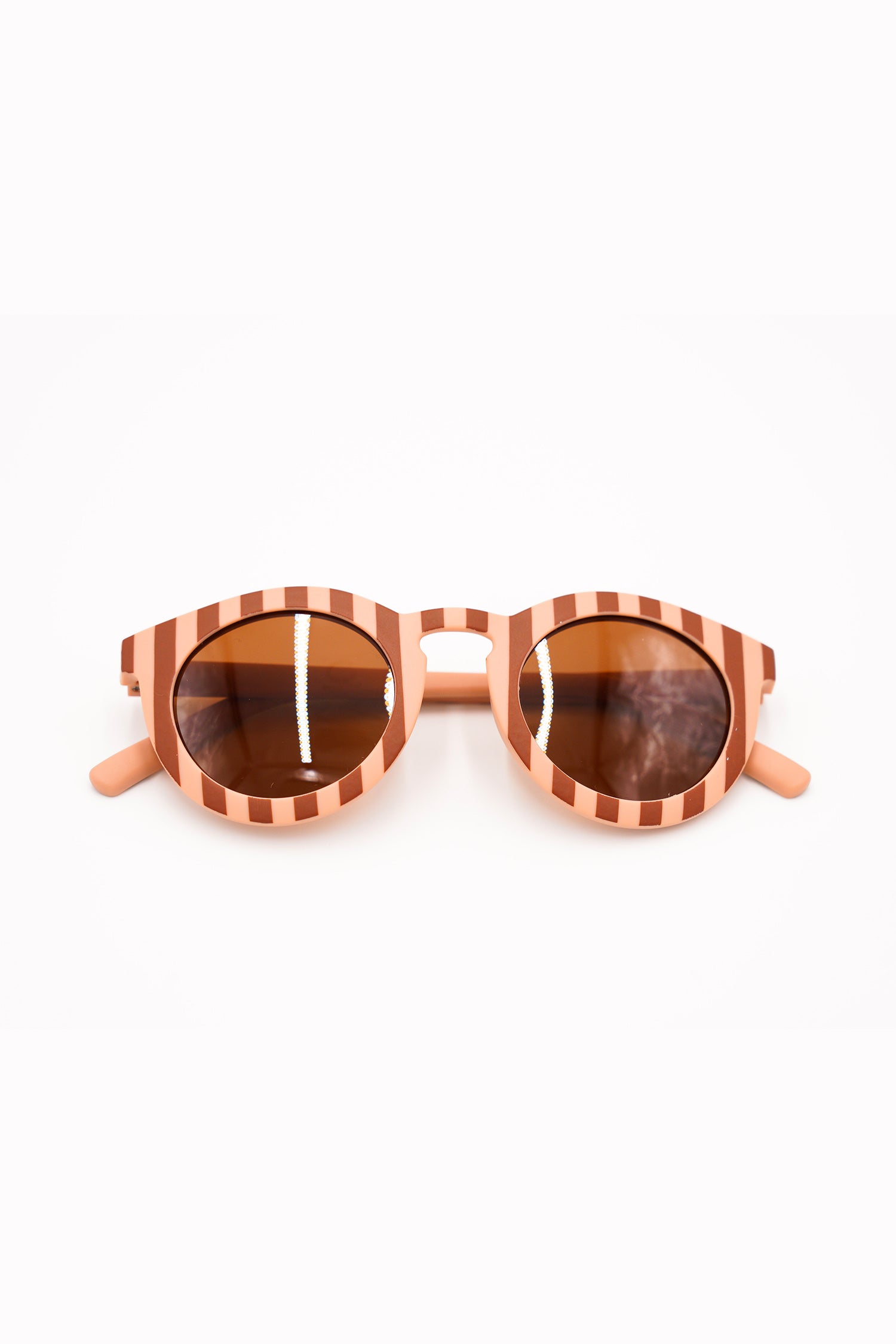 Sustainable baby sunglasses in pink and red with polarised lenses and with UV400 protection. Mommy and Me sunglasses for Mini-Me matching oonline at MiliMilu.