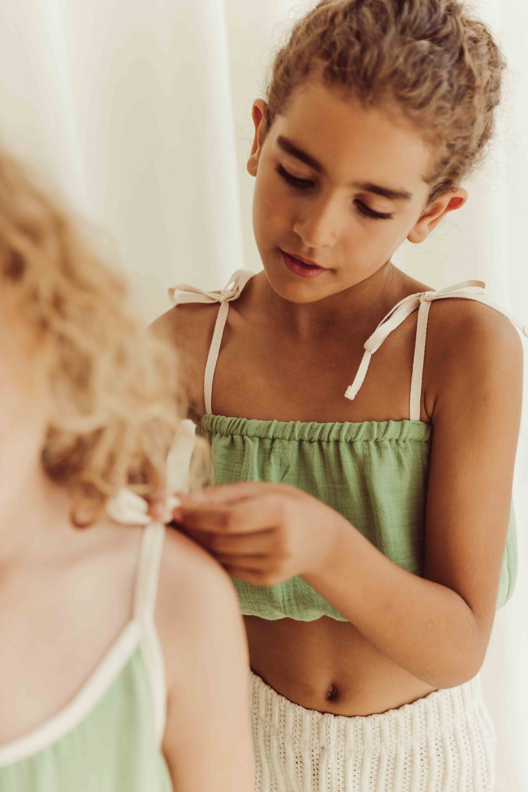 Shop organic cotton crop top for girls in green colour. This si also grow with you top with adjustable straps and an elastic top and bottom to ensure it will fit a few seasons. MiliMilu offers kids, baby and teen clothing online in Hong Kong and Singapore. The best selection of organic cotton kids clothing online.