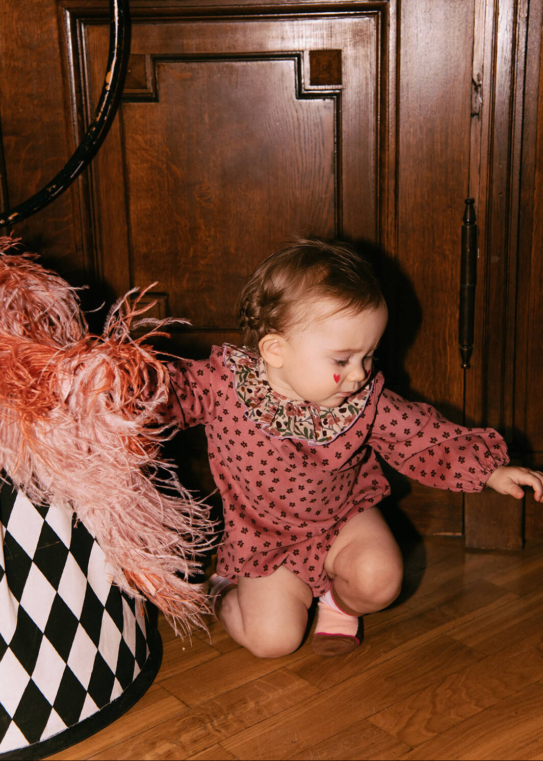 Pink velvet baby bodysuit with flower print – snap button romper by Hebe for 2–24 months