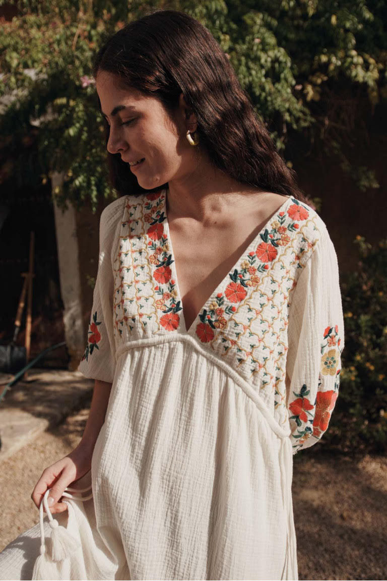 Breathable and lightweight organic cotton women maxi dress in off white is a flowy, breathable, and lightweight summer dress by Louise Misha. This maxi dress is made with organic muslin and the dress is fully lined. Best women summer dress and part of capsule wardrobe, explore sustainable women dresses on MiliMilu.