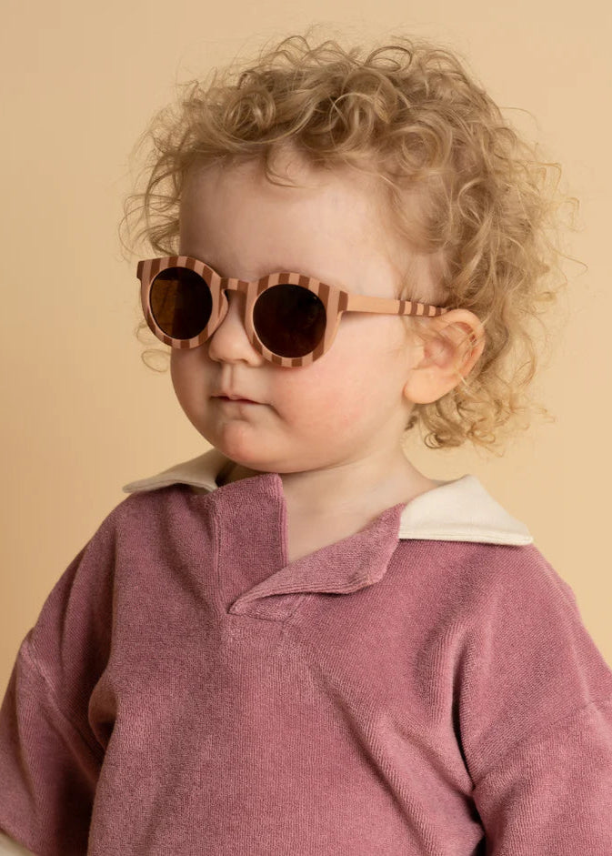 Sustainable baby sunglasses in pink and red with polarised lenses and with UV400 protection. Mommy and Me sunglasses for Mini-Me matching oonline at MiliMilu.