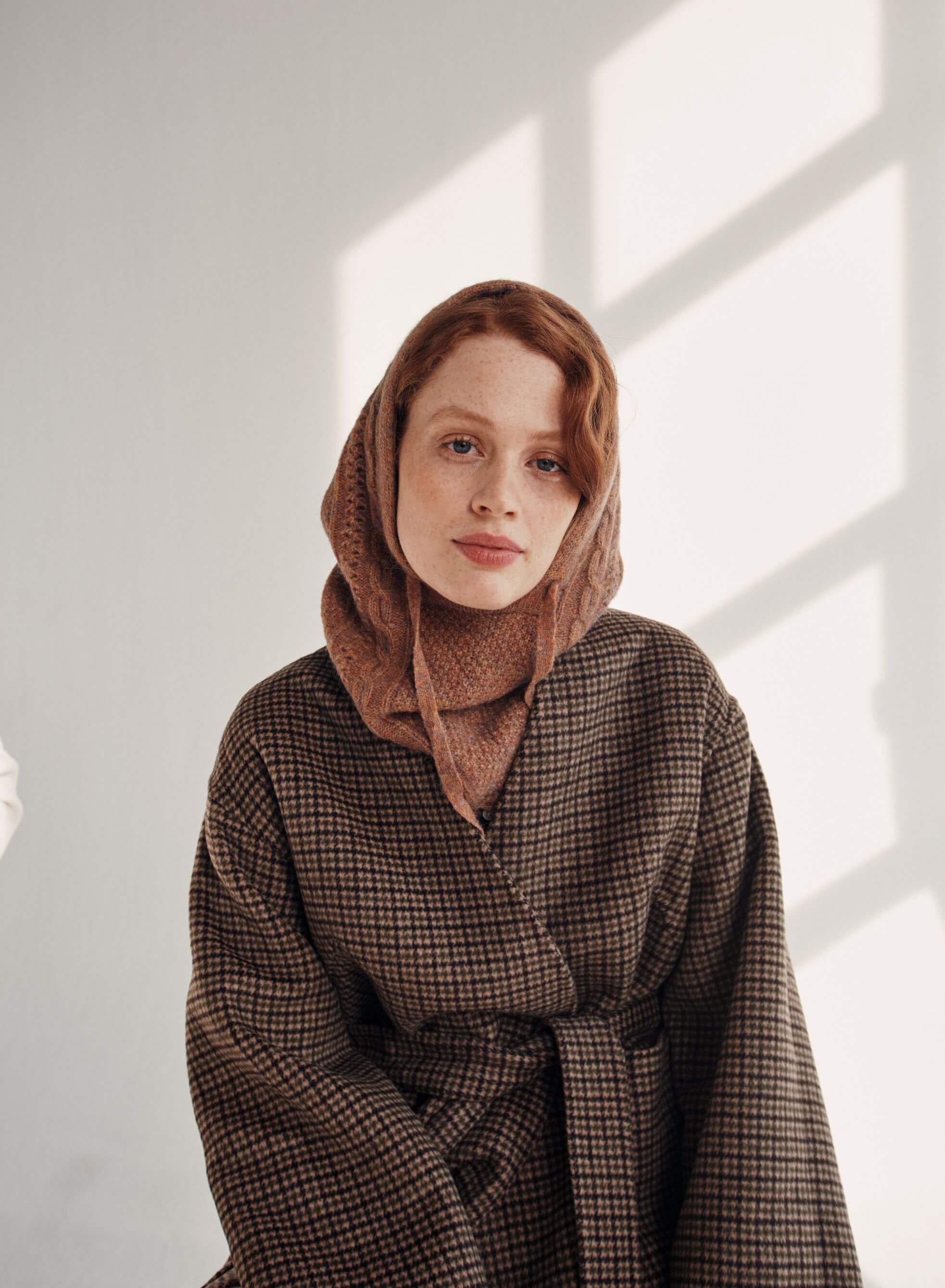 Women's hood in cinnamon colour online at Milimilu Lifestyle by Louise Misha. This women's hood is woven and breathable but also keeps you warm and stylish.