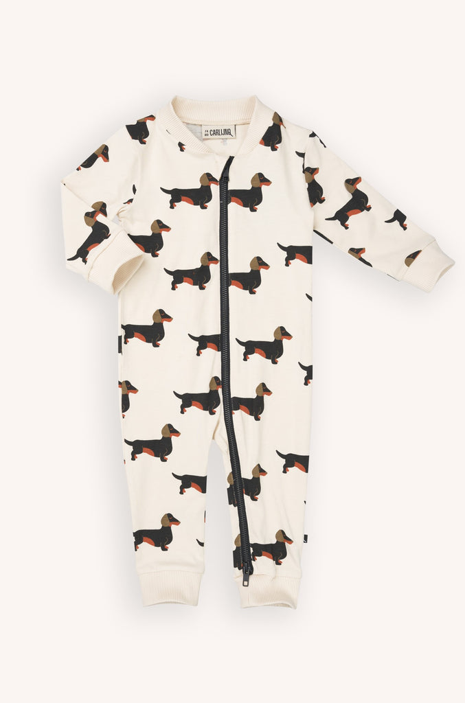 Shop an organic cotton baby onesie with long sleeves and zipper with dachshund print online in Hong Kong and Singapore at MiliMilu by CarlijnQ. MiliMilu offers a wide range of organic cotton baby clothing that is also practical and easy to wash. Shop the best and most practical baby gifts and baby Christmas gifts.
