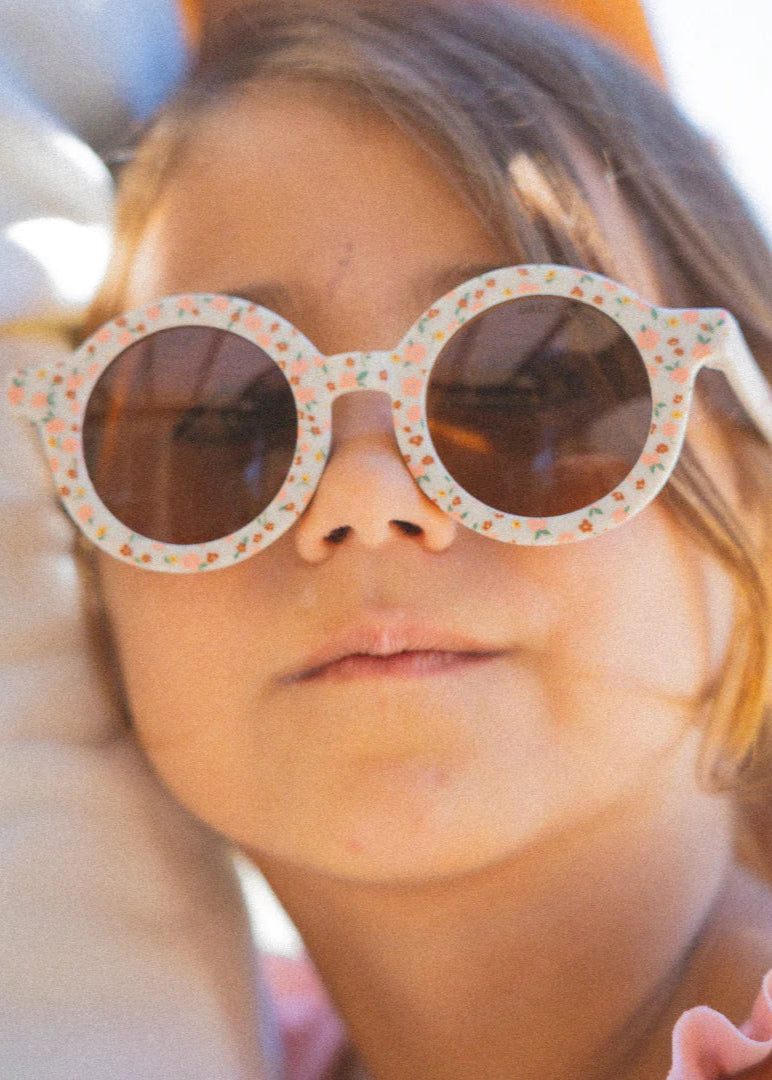 Sustainable kids round sunglasses with pink flower print, bendable sustainable kids sunglasses with polarised lenses. Shop the best kids sunglasses at MiliMilu.