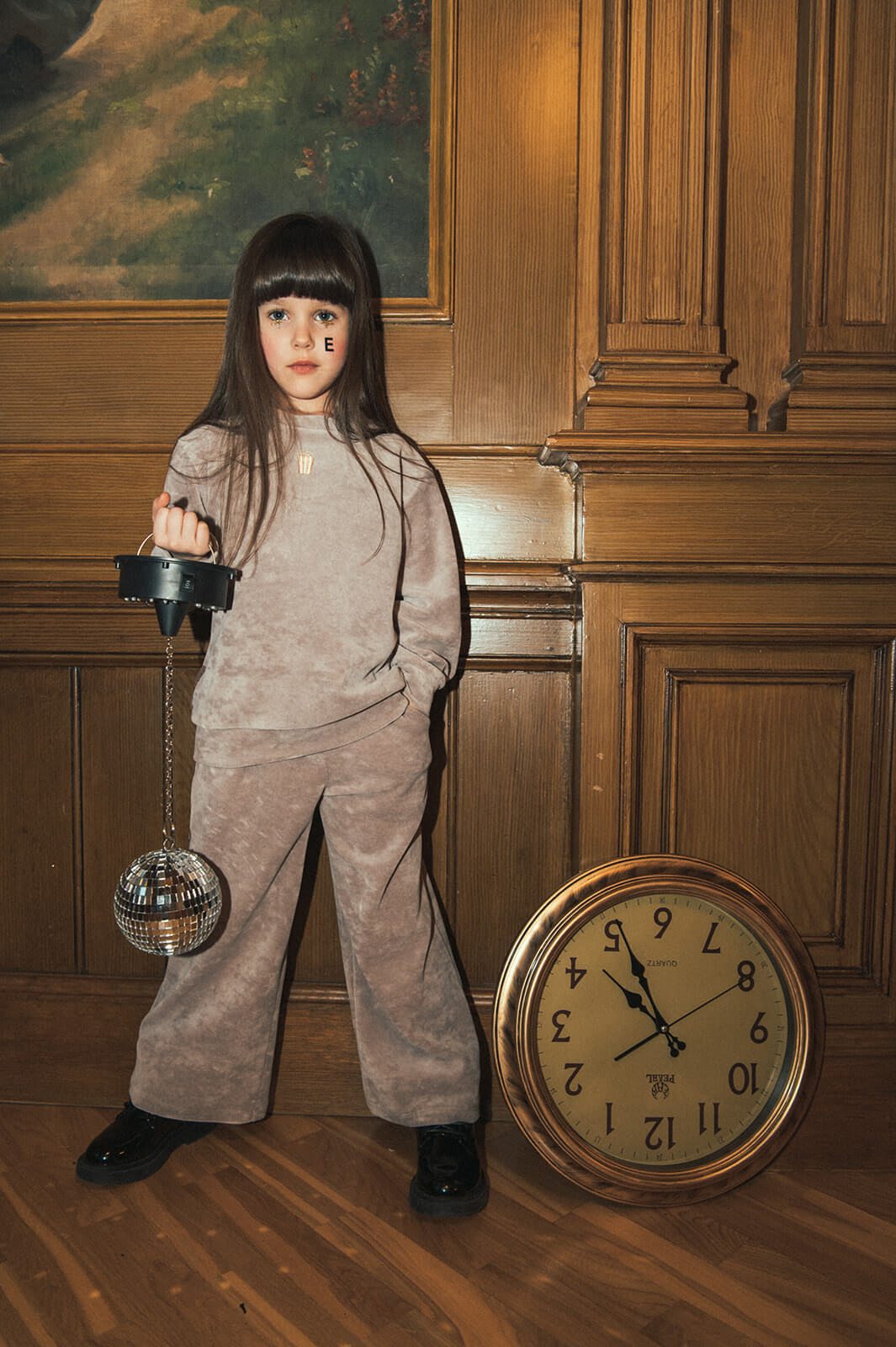 Shop comfortable girl outfit that is practical, good quality and sustainable kids clothing. These light velvet sweatpants for girls are the best for traveling.