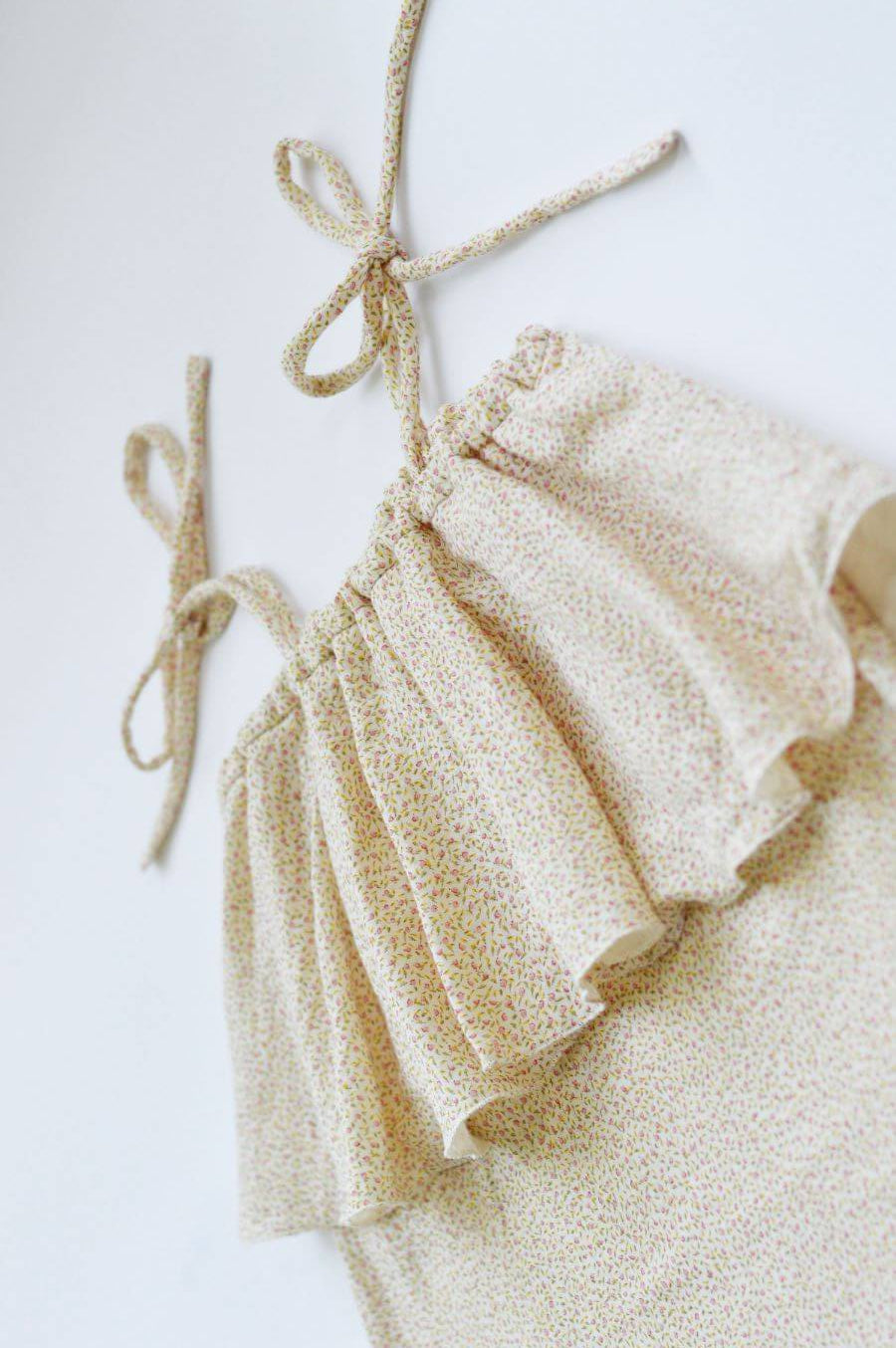 Organic muslin girls dress with beautiful flower print and adjutable straps are part of our organic cottong kids clothing collection at MiliMilu Lifestyle.