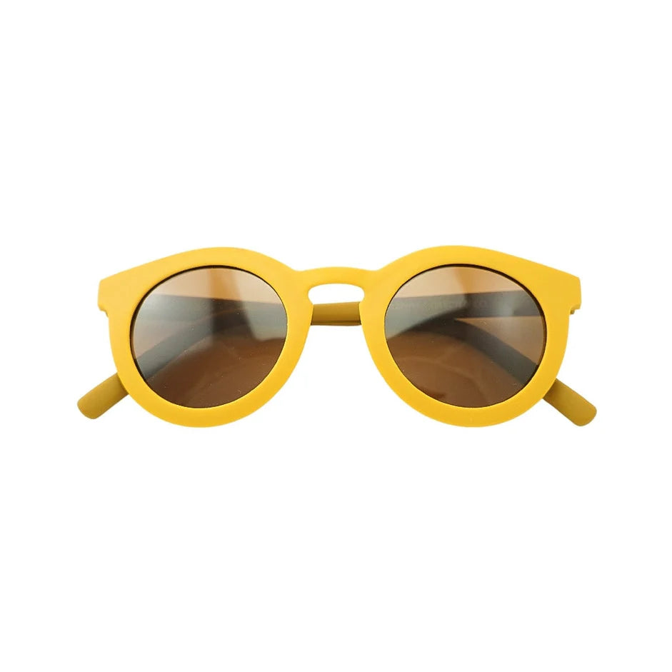 Shop sustainable baby sunglasses with sun protection in wheat ( yellow!) colour now online in Hong Kong and Singapore. The Grech & Co sustainable baby sunglasses are made of an eco-friendly/non-toxic break-resistant material with polarised lenses and UV400 protection from the sun, also very stylish baby sunglasses.