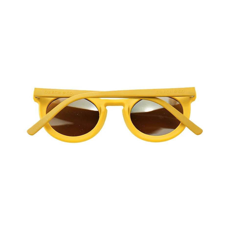 Shop sustainable baby sunglasses with sun protection in wheat ( yellow!) colour now online in Hong Kong and Singapore. The Grech & Co sustainable baby sunglasses are made of an eco-friendly/non-toxic break-resistant material with polarised lenses and UV400 protection from the sun, also very stylish baby sunglasses.