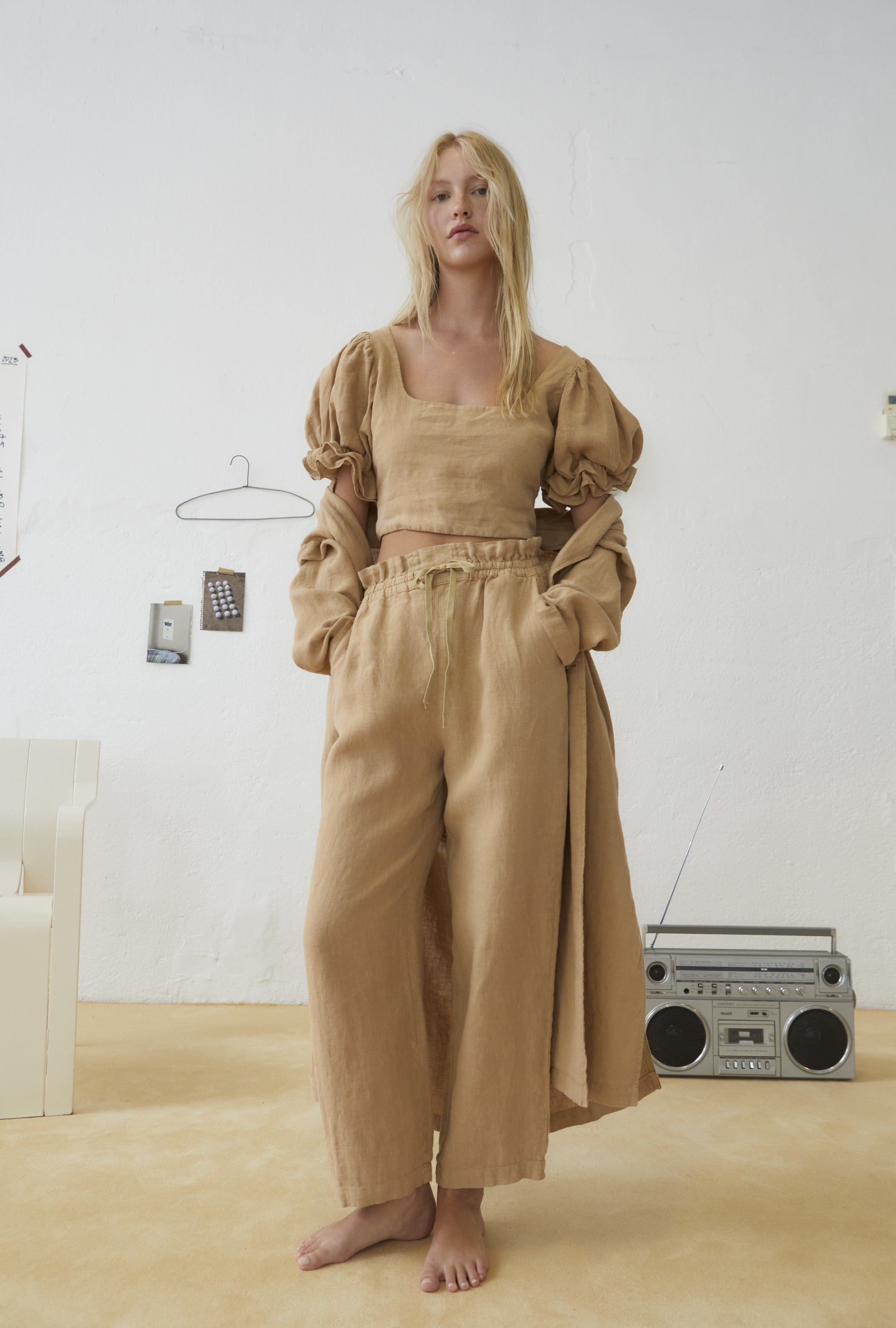 Linen women cropped top in tan colour. This slightly cropped top is one of the best summer tops. This trendy cropped linen top is made from sustainable linen.