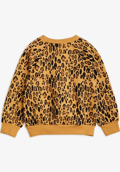 Mini Rodini sweatshirt with raglan sleeves is made from 100% GOTS-certified organic cotton, ensuring the highest quality and sustainability. Featuring a bright beige leopard p, this leorintpard sweatshirt is perfect for the current season.