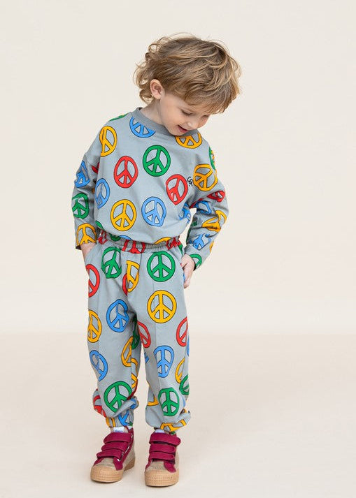 Kids wearing CarlijnQ Peace sweater styled with organic cotton joggers