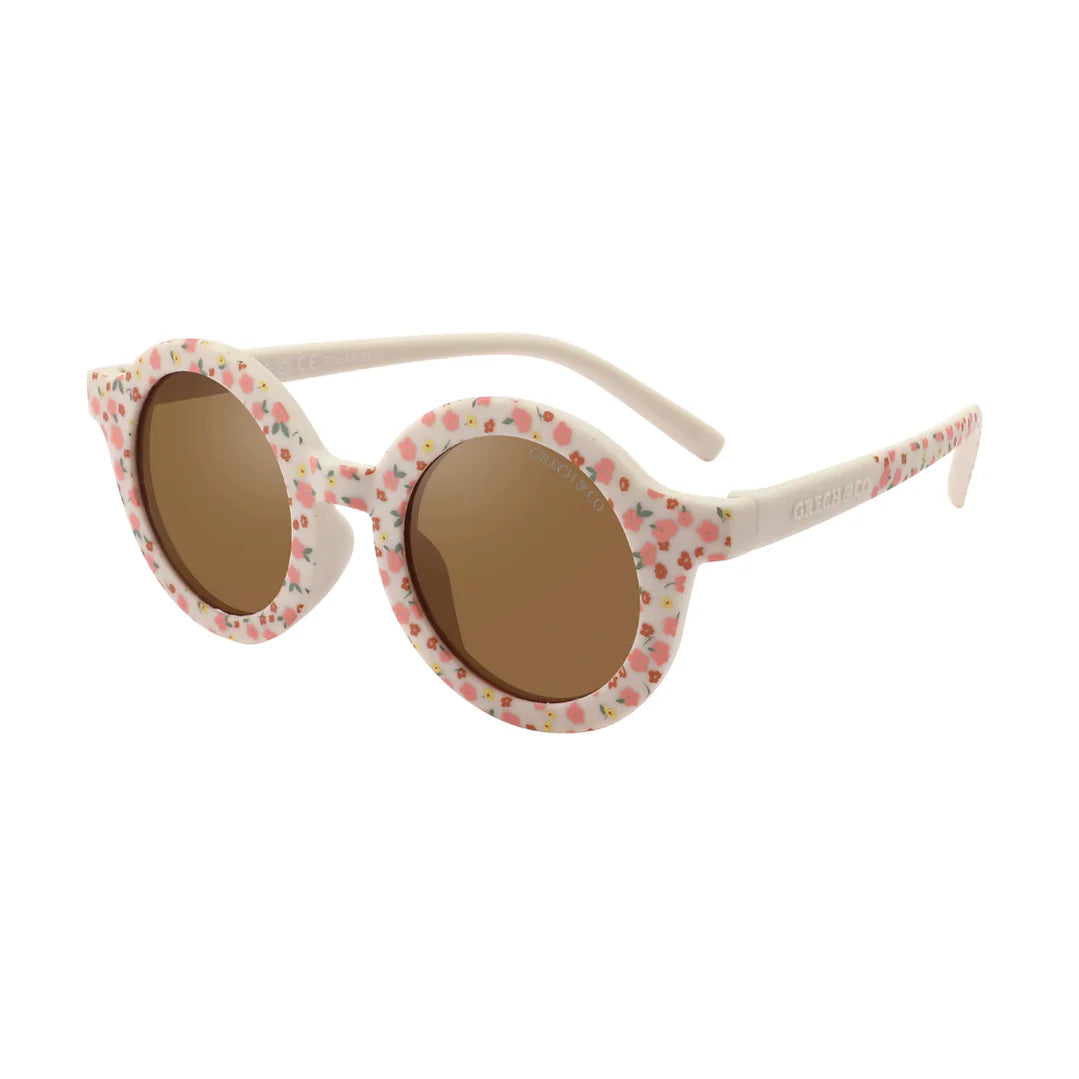 Shop sustainable kids' round sunglasses with the pink flower print. We just love how flexible these sustainable kids' sunglasses are with polarised lenses and UV400. Mini Me twinning is available to make outgoings even more fun. Shop the best kids' sunglasses online at MiliMilu in Hong Kong and Singapore.