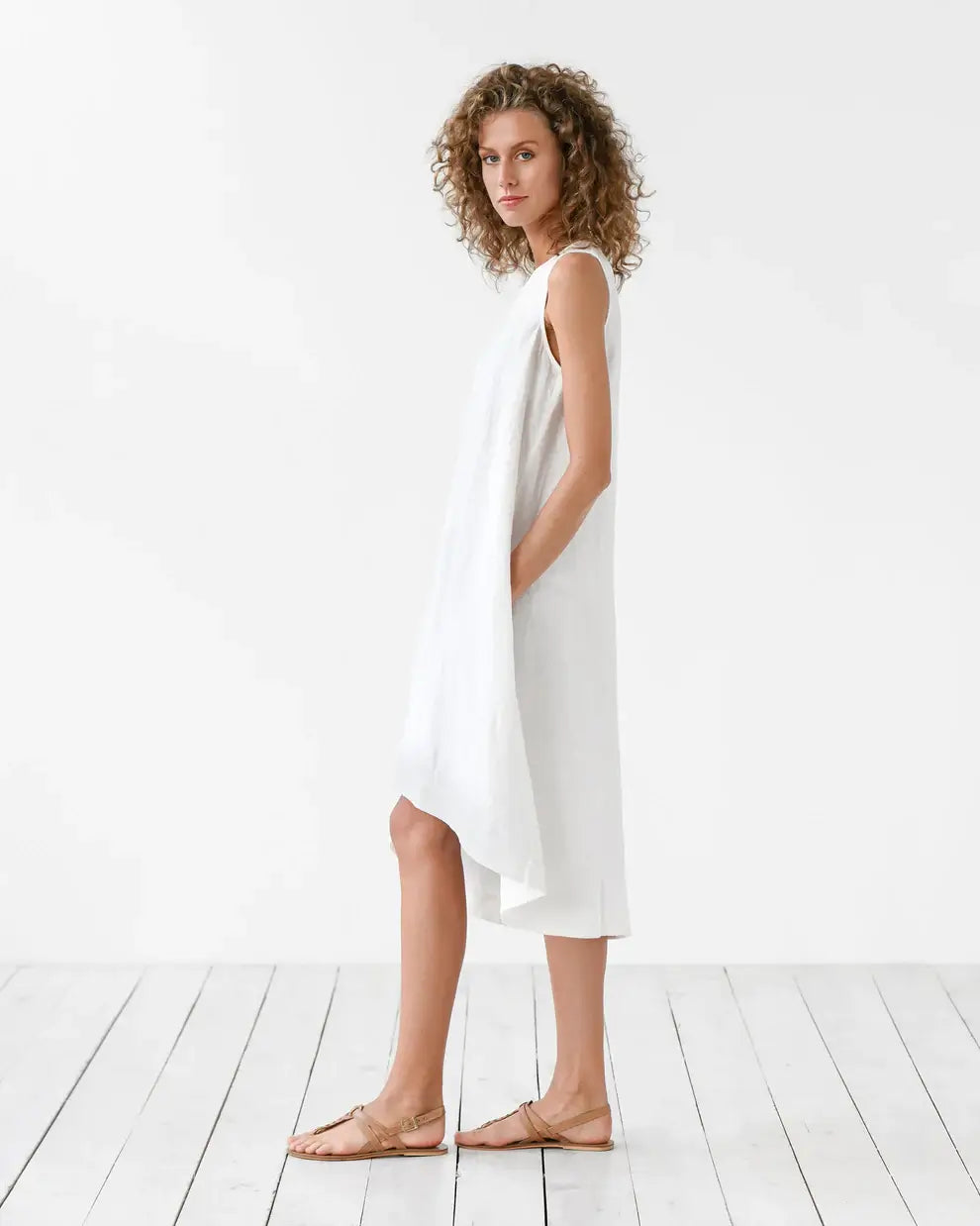 The sustainable women's dress by Magic linen, the white women's linen dress is made with the highest quality, breathable sustainable linen in fair trade. Free fit and flowy women's linen dress, timeless linen dress for women. Best linen dress for hot and humid weather. White linen dress for stylish women from MiliMilu.