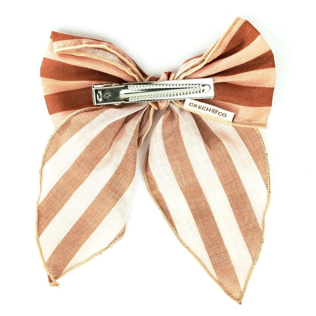 Shop the beautiful fable mid-size bow hair clips come in the sunset, and the tierra colour online in Hong Kong and Singapore at MiliMilu. The big bow clip is gentle to the hair with a strong grip and are made with 100% OEKO-TEX organic cotton by Grech& Co. Perfect girls and tween gift and Christmas stocking filler!