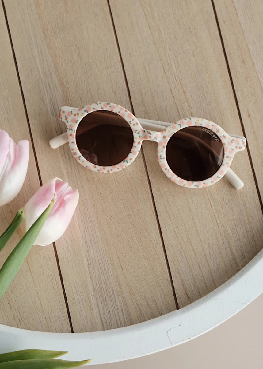 Sustainable kids round sunglasses with pink flower print, bendable sustainable kids sunglasses with polarised lenses. Shop the best kids sunglasses at MiliMilu.