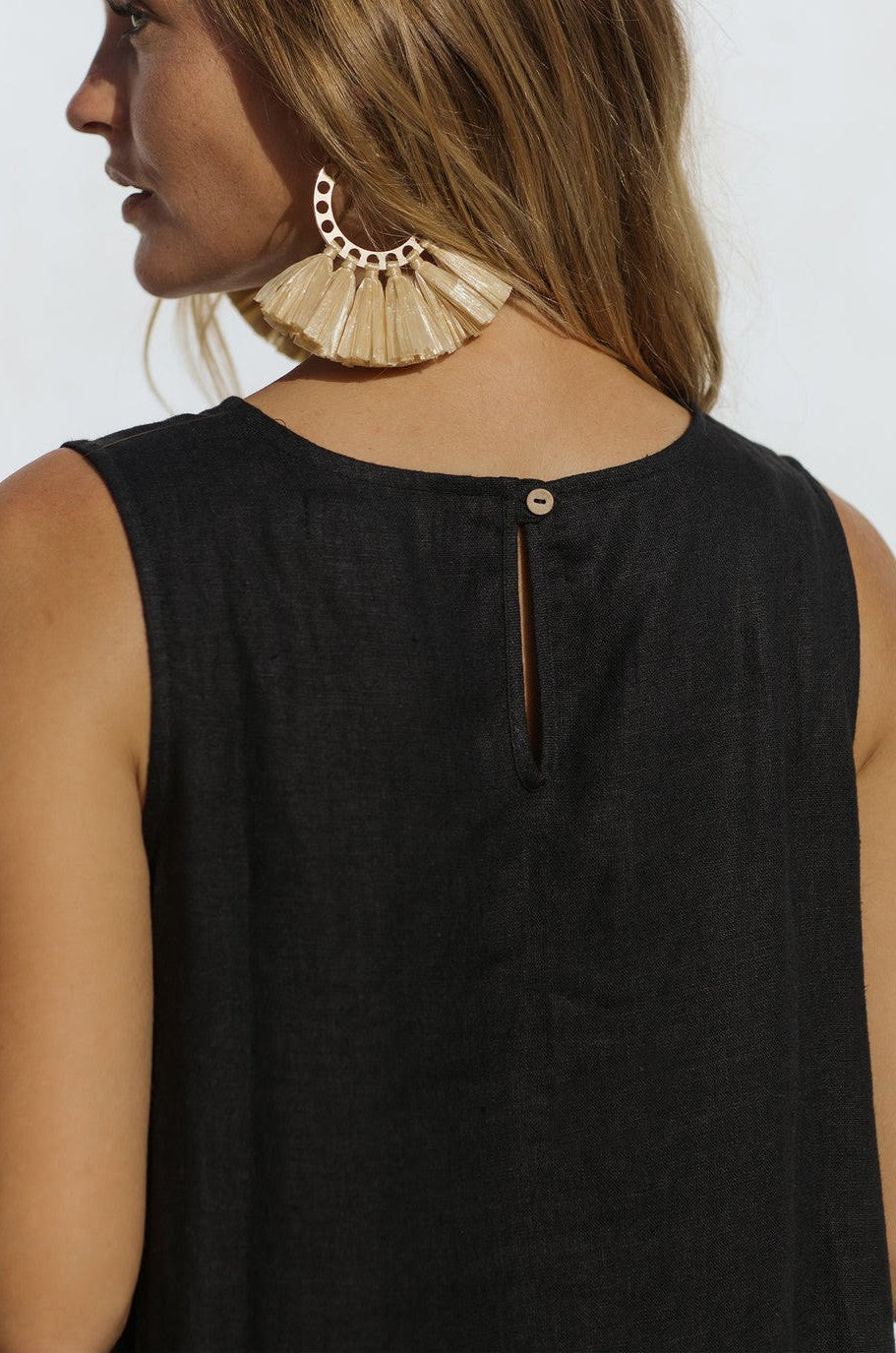 Toscana black linen women's dress is flowy and free-fitted, made with high-quality European linen, breathable and lightweight, perfect clothing for hot and humid weather. Simple and stylish women's black linen dress will be part of your capsule wardrobe, shop women linen dresses online in Hong Kong and Singapore.