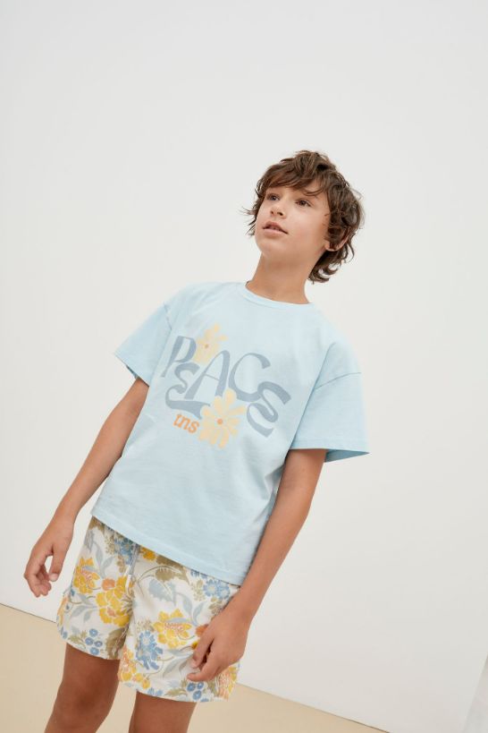 The New Society basic kids t-shirt is made with breathable and lightweight BCI cotton. The breathable kids' T-shirt is slightly oversized with big Peace wording printed on it; casual everyday must-have a t-shirt for our kid's wardrobe. Lightweight and breathable, perfect for hot summer days ( hot and humid weather).