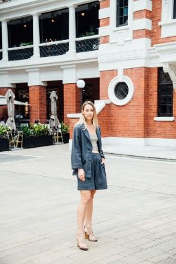 Women's high-waisted linen shorts in charcoal colour are handcrafted from the highest quality European linen, available in Hong Kong. MiliMilu offers sustainable and slow fashion from linen for stylish women. Breathable and lightweight linen shorts for women in Singapore and Hong Kong.