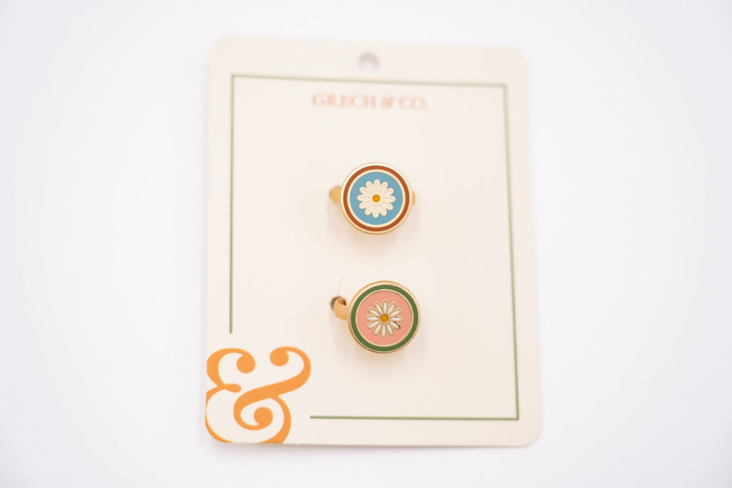 These girls' friendship rings are adorned with flowers, making them both stylish and easy to wear. They are crafted from eco-friendly materials, ensuring that they are both fashionable and kind to the environment. The kids' rings come in a set of two, perfect for sharing with your bestie or family, makes a perfect gift.