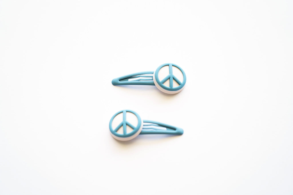 The Boho Minimalist Hair Clips with Peace sign come in a set of 2 clips and are made with eco-friendly alloy metal and bpa free silicone made by Grech&Co. The snap clip is very gentle to the hair with a strong grip. Stylish hairclip for stylish girls, a must-have hair accessory. Sustainable and stylish hair clip.