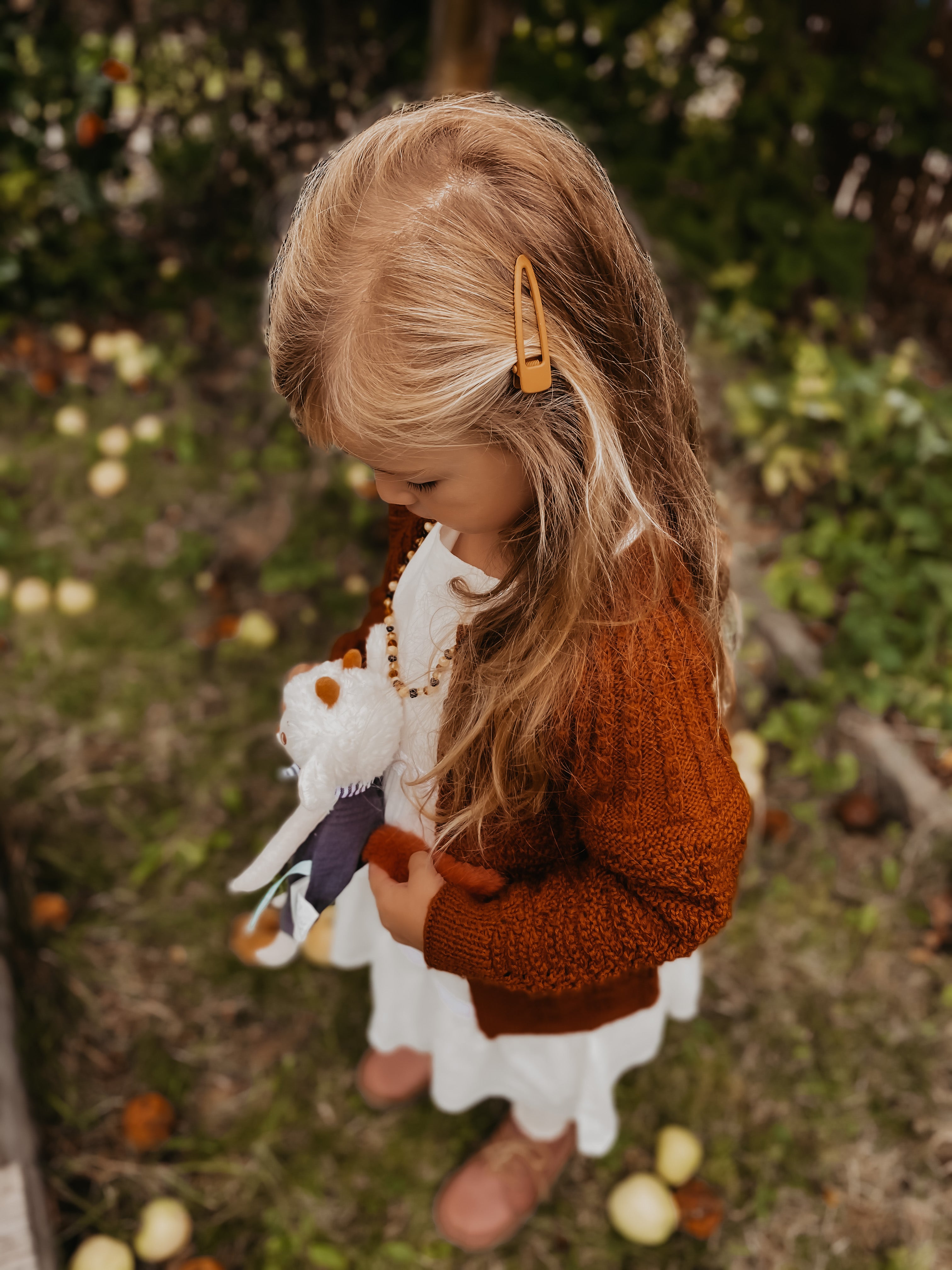 Sustainable girl hair clips in yellow colour by Grech & Co. hMiliMilu Lifestyle sustainable hair accesories for girls and the best gifts for children.