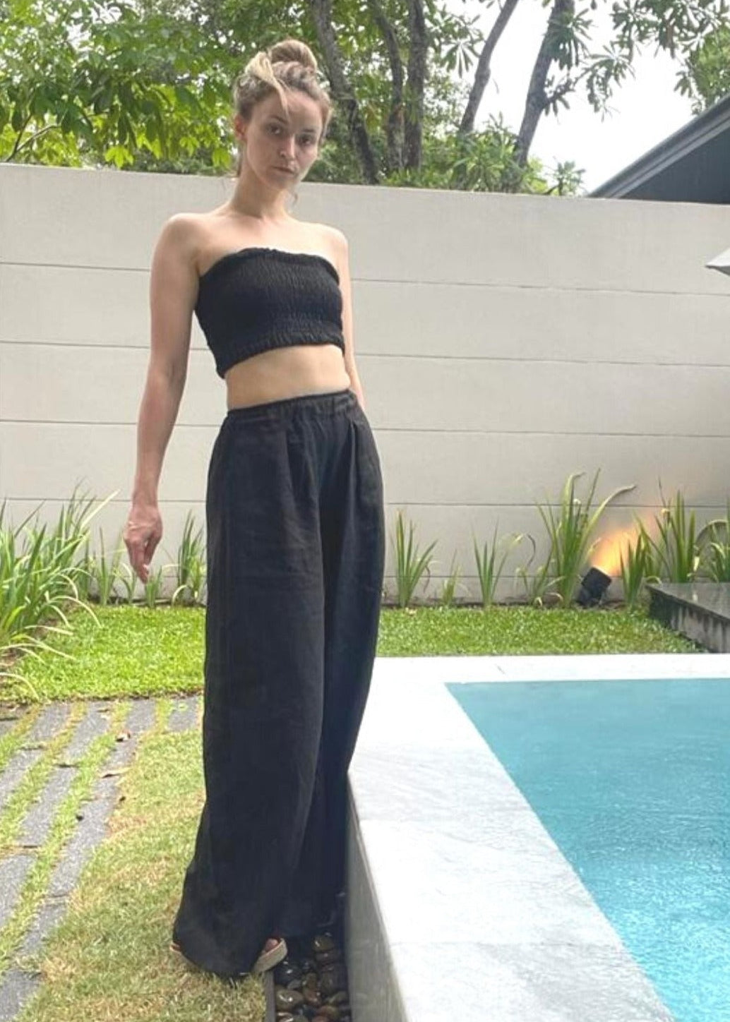 Sustainable and breathable black linen women pants are handcrafted from soft-washed linen. Shop sustainable linen clothing at MiliMilu Lifestyle.