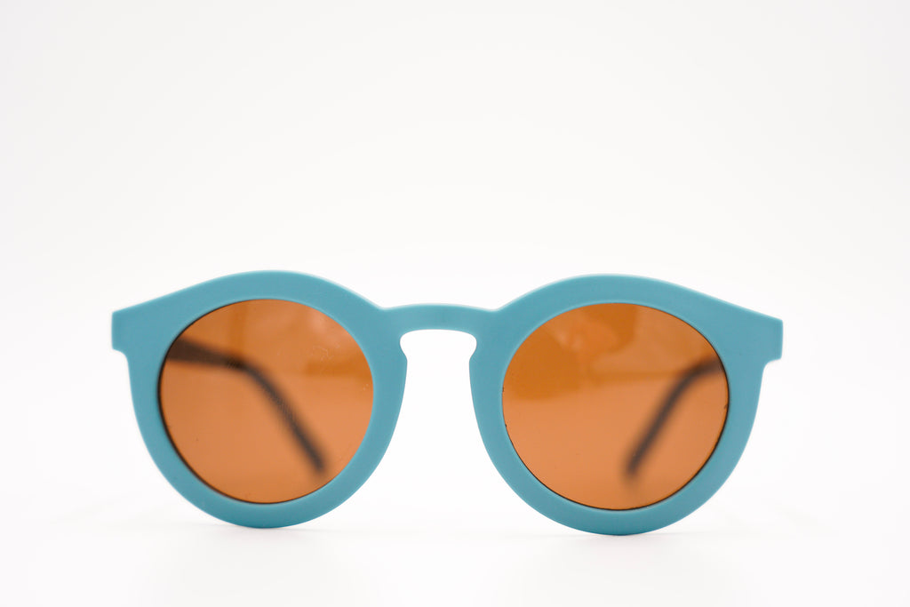 The sustainable sunglasses in blue colour by Grech & Co is featured in an eco-friendly/non-toxic break-resistant material. Sustainable sunglasses with polarised lenses and with UV400 protection. Mini-Me styles are available to match sunglasses with your daughter or son for Mommy and me or Daddy and Me styles. 