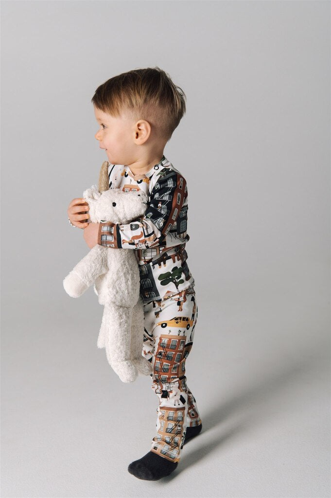 The kids long-sleeved top is breathable and comfortable with a very fun New York print. The whole family matching is available and Mini Me fashion at MiliMilu.
