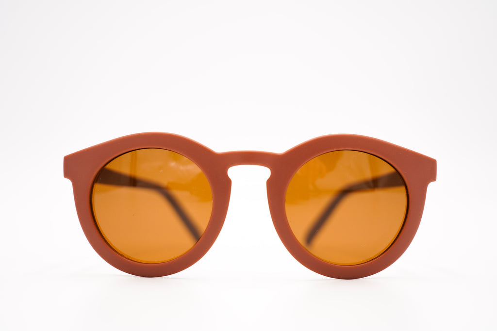 The new sustainable kid's sunglasses by Grech & Co in mallow colour are eco-friendly/non-toxic break-resistant material. Sustainable kids sunglasses from Grech & Co are the conscious choice for kids’ sunglasses with polarised lenses and with UV400 protection from the sun. MiliMilu offers baby and kids sunglasses.. 