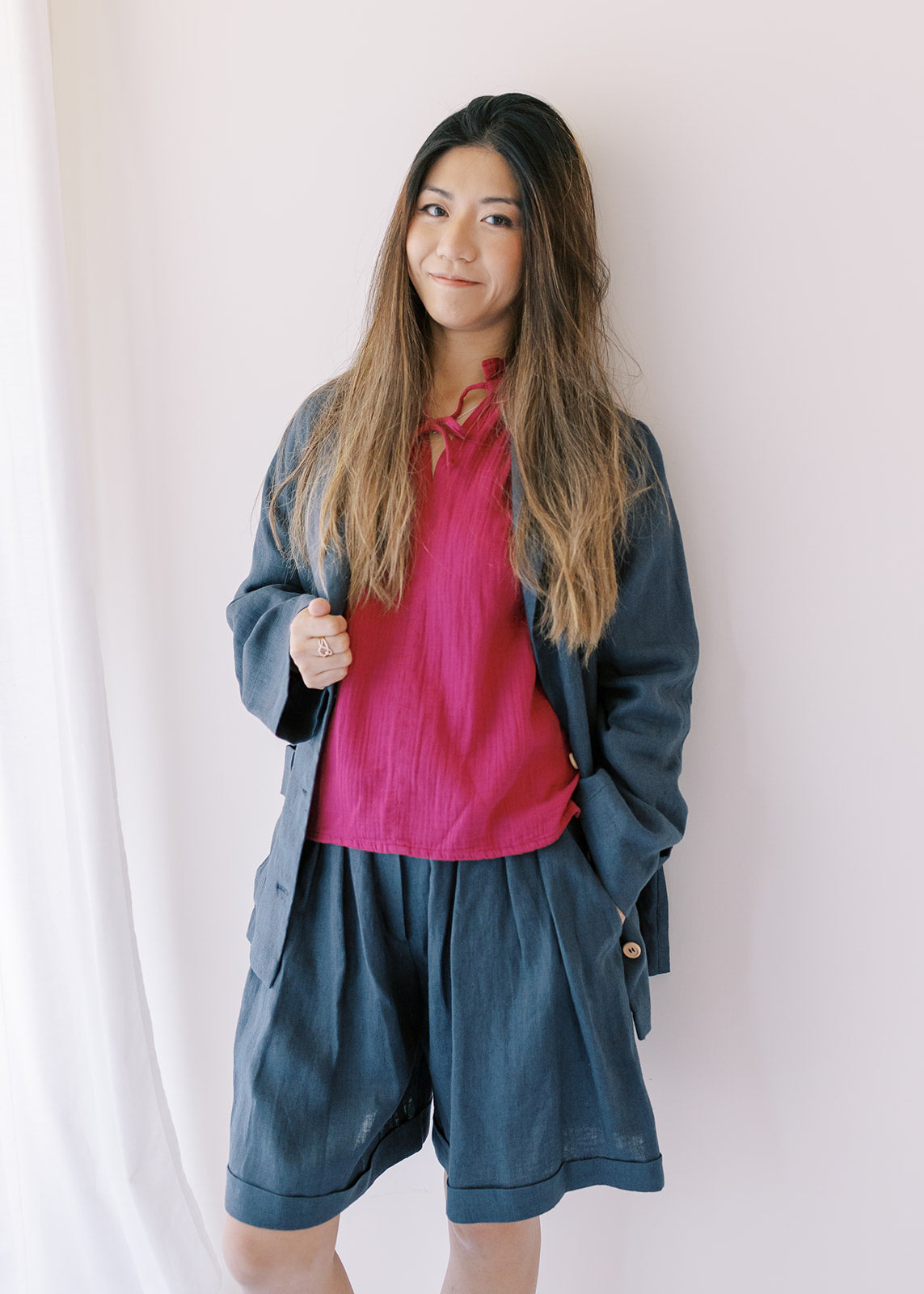 Women's high-waisted linen shorts in charcoal colour are handcrafted from the highest quality European linen, available in Hong Kong. MiliMilu offers sustainable and slow fashion from linen for stylish women. Breathable and lightweight linen shorts for women in Singapore and Hong Kong.