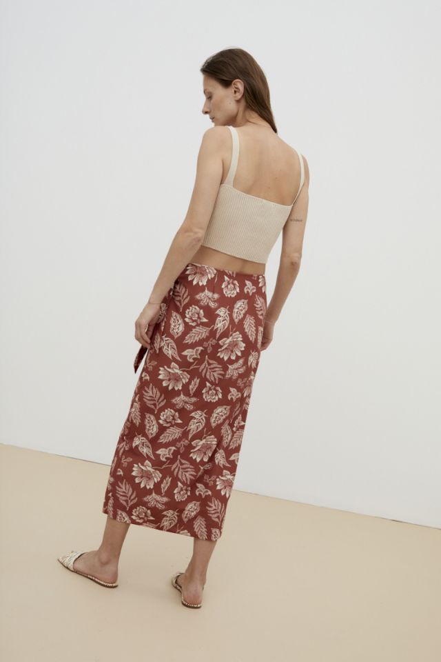Organic cotton women cropped top in beige is trendy and lightweight and made with organic cototn. Shop stylish women summer tops and women cropped tops.