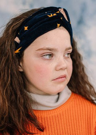 The organic cotton girls headband with stars is part of MiliMilu Lifestyle sustainable hair accesories collection and the best girls gifts and Christmas gifts.